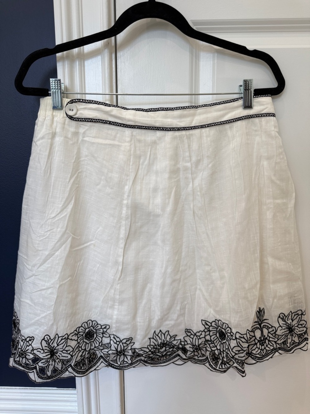 BCBGMaxAzria White Cotton Skirt with Black Floral Embroidery